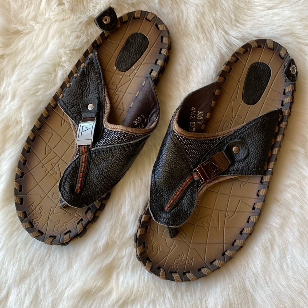 A WOMEN LEATHER SANDALS SIZE 41